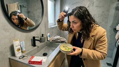 Aloe vera e folhas de caril no champô: o que fazem pelo couro cabeludo (e o que não)