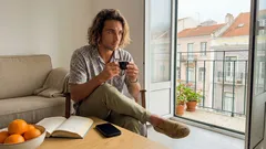 Por que é que nos custa tanto estar a sós em silêncio? O aviso de Pascal no tempo das notificações