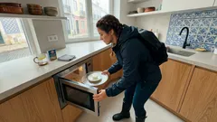 Meia cebola no micro-ondas para tirar cheiros? O que vale mesmo a pena fazer